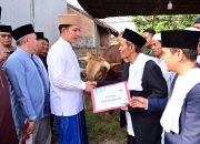 Jati Agung – Matahari belum tinggi ketika halaman Masjid Ar Rohman Dusun 3A Kampung Tanah Luhur, Desa Fajar Baru, Kecamatan Jati Agung, Kabupaten Lampung Selatan, mulai ramai oleh warga.