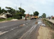 Warga Masyarakat Resah Jalan Lintas Di Depan SDN 013 Mekar Sari KM 11 Bukit Timah Rusak Parah Dan Banyak Yang Berlubang.