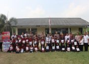 Polri Peduli Pendidikan Meriahkan Hari Bhayangkara ke-79 Siswa SDN Penengahan kelas Jauh Gunung Botol.