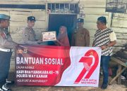 Sambangi Warga, Kapolsek Salurkan Bansos Hari Bhayangkara ke 79 di Blambangan Umpu