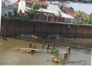 Sisa Proyek Jembatan Rel Kereta Api Di Lampung Utara Masih Tertancap Besi Di Aliran Sungai