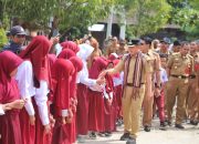 Seragam Gratis Parosil Mabsus dan Mad Hasnurin Menjadi Program Primadona Masyarakat Lampung Barat