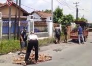 Ironi di Gunung Sugih: Jalan Kota Dibiarkan Rusak, Warga ‘Sindir’ Bupati dengan Aksi Perbaikan Swadaya!