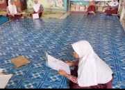 Miris ! Belum Bayar Seragam Sekolah Murid Disuruh Belajar Dilantai
