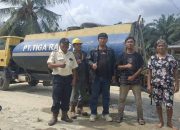 Kurangi Debu di Musim Kemarau, PT. Agrinas Palma Nusantara KSO PT. Tiga Raja Mas Lakukan Penyiraman Jalan