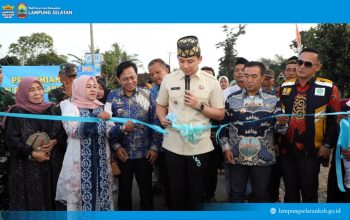 Radityo Egi Pratama, meresmikan pembangunan jalan di dua kecamatan