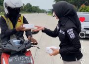 Sapa Masyarakat, Polwan Polda Lampung Bagikan Takjil Berbuka Puasa