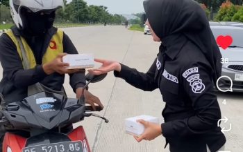 Sapa Masyarakat, Polwan Polda Lampung Bagikan Takjil Berbuka Puasa