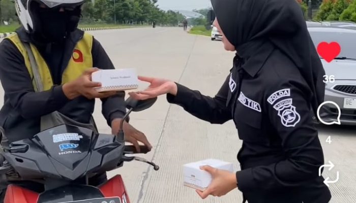 Sapa Masyarakat, Polwan Polda Lampung Bagikan Takjil Berbuka Puasa