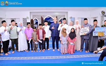 Safari Ramadan di Desa Pisang, Gubernur Mirza dan Bupati Egi Tebar Bantuan untuk Masjid dan Anak Yatim