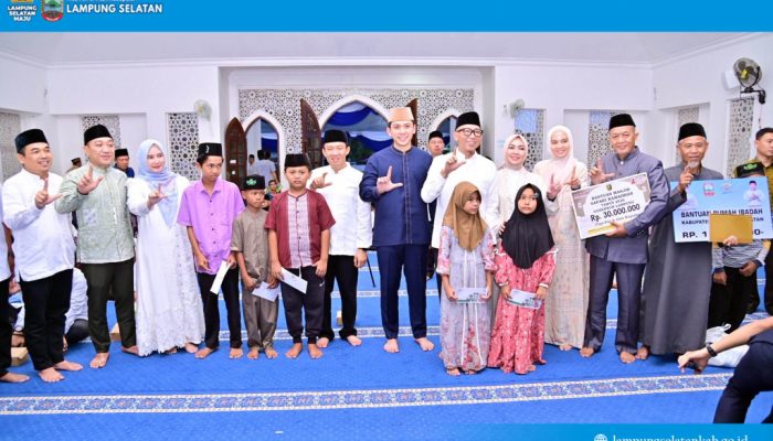 Safari Ramadan di Desa Pisang, Gubernur Mirza dan Bupati Egi Tebar Bantuan untuk Masjid dan Anak Yatim