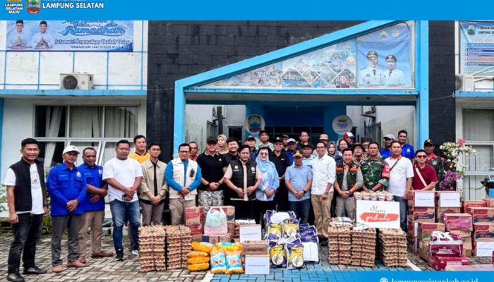 1.175 KK Korban Banjir di Empat Kecamatan Terima Bantuan Beras dan Sembako dari Pemkab Lampung Selatan dan 10 Perusahaan