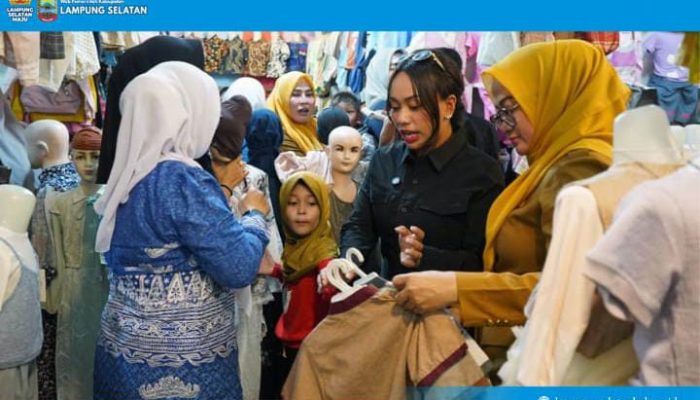 Hadirkan Senyum Anak Yatim, UKP Zita Anjani Ajak Tujuh Bocah Panti Belanja Baju Lebaran di Pasar Inpres Kalianda