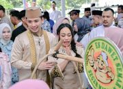 *Tanpa Sekat di Hari Raya, Egi-Zita Salami Warga Satu per Satu di Lamban Rakyat*