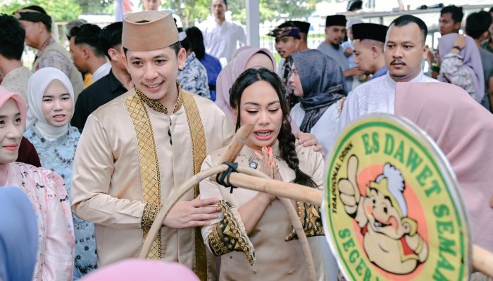 *Tanpa Sekat di Hari Raya, Egi-Zita Salami Warga Satu per Satu di Lamban Rakyat*