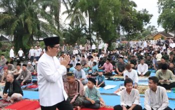 Bupati Hamartoni Ahadis Bersama Ribuan Warga Kotabumi Tunaikan Salat Id 1447 H di Stadion Sukung
