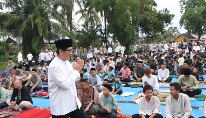 Bupati Hamartoni Ahadis Bersama Ribuan Warga Kotabumi Tunaikan Salat Id 1447 H di Stadion Sukung