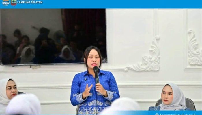 Dukung Pengrajin Lokal, Zita Anjani Bagikan 50 Guci Karya Gerabah kepada PKK dan Dekranasda Lampung Selatan