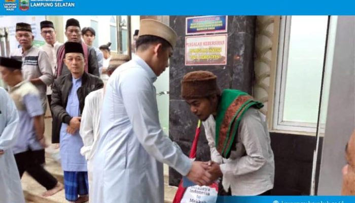 121 Hari Jalan Kaki ke Mekkah, Musafir Asal Surabaya Ini Tak Menyangka Dapat Bantuan dari Bupati Egi Saat Iktikaf di Lampung Selatan