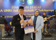 Rektor UNRI Prof. Sri Indarti Hadiri Halal Bi Halal IKA UNRI di Tangerang, Terima Kalender PPWI Go To UN 2026