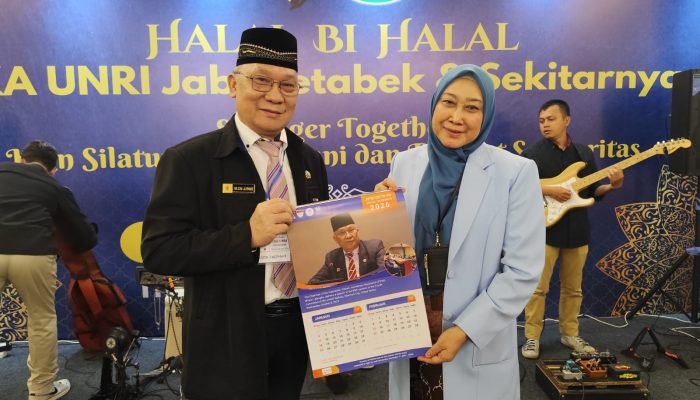 Rektor UNRI Prof. Sri Indarti Hadiri Halal Bi Halal IKA UNRI di Tangerang, Terima Kalender PPWI Go To UN 2026