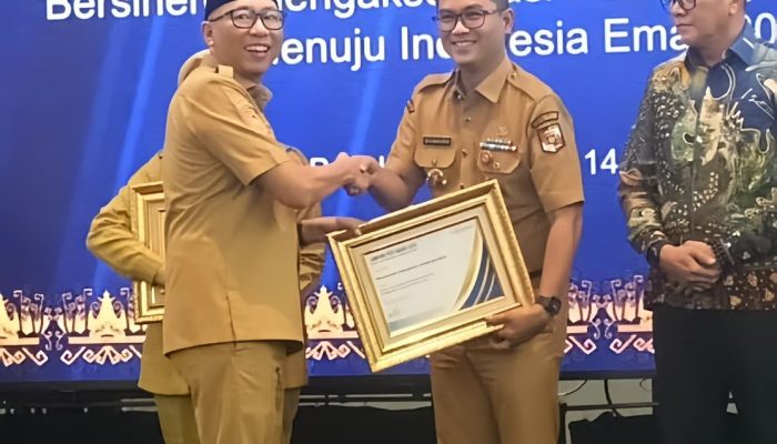Bupati Lampung Utara Terima Penghargaan Sebagai Pioner Kemandirian Ekonomi Desa