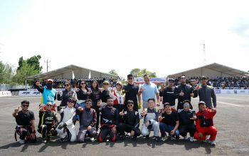 *0 Rupiah APBD! Aksi Nyata Bupati Cerdas Radityo Egi Boyong Event Nasional, Rakyat Lampung Selatan Nikmati “Event Sultan” Gratis*  *DISKOMINFO LAMSEL, Kalianda* – Deru mesin mobil-mobil bertenaga tinggi memecah keheningan akhir pekan di Way Handak Expo, Lampung Selatan.    Asap mengepul dari gesekan ban di atas aspal, diiringi tepuk tangan riuh ribuan pasang mata yang memadati arena.   Akhir pekan ini, Sabtu dan Minggu (23-24 Mei 2026), sejarah baru dicetak: Indonesian Drift Series (IDS) Sumatra 2026, ajang balap drifting bergengsi nasional, resmi mengaspal untuk pertama kalinya di Pulau Sumatra.  Namun, di balik megahnya panggung otomotif dan decak kagum penonton, ada satu fakta menarik yang menjadi perbincangan hangat di kalangan warga.   Sinergi besar yang mendatangkan ribuan pengunjung ini terwujud dengan angka yang mengejutkan bagi anggaran daerah, 0 Rupiah APBD.  Bupati Lampung Selatan, Radityo Egi Pratama, berhasil membuktikan bahwa keterbatasan anggaran daerah bukanlah alasan untuk berhenti berinovasi.   Melalui strategi kolaborasi taktis lintas sektor, Pemerintah Kabupaten Lampung Selatan menggandeng pihak swasta, komunitas, dan berbagai stakeholder untuk mendanai penuh seluruh rangkaian acara. Dampaknya instan, namun manfaatnya 100 persen langsung dirasakan oleh masyarakat kebanyakan.  “Untuk event ini tidak menggunakan APBD sama sekali, 0 Rupiah APBD. Dan khusus untuk masyarakat Lampung Selatan, kita gratiskan,” ujar Radityo Egi di tengah keriuhan sirkuit Way Handak Expo, di Kalianda, Sabtu (23/5/2026).  Langkah Egi mencerminkan potret pemimpin masa kini yang tidak hanya mengandalkan kantong negara, melainkan bertindak sebagai fasilitator yang cerdas. Menghadirkan kompetisi sekelas IDS tentu membutuhkan biaya yang tidak sedikit.   Namun, dengan meyakinkan pihak swasta bahwa Lampung Selatan adalah pasar yang seksi dan siap berkembang, beban finansial itu bergeser dari APBD menjadi investasi kolaboratif.  Keputusan menggratiskan tiket masuk bagi warga lokal terbukti menjadi magnet yang kuat. Sektor ekonomi mikro yang biasanya bergerak lambat, mendadak melesat dalam waktu dua hari.  Asisten Bidang Ekonomi dan Pembangunan Setdakab Lampung Selatan, Tri Umaryani, mengungkapkan bahwa dampak dari event ini langsung menyentuh urat nadi perekonomian daerah. Pariwisata bergeliat, dan sektor akomodasi mendapat berkah instan.  “Ini bukan sekadar meningkatkan daya tarik wisata. Kemarin kita juga sudah berdiskusi dengan beberapa tamu yang datang, dan ternyata tingkat hunian hotel kita sudah full booked. Ini menjadi salah satu peluang besar yang berhasil kita tangkap,” ungkap Tri.  Tri menambahkan, keberhasilan IDS ini merupakan manifestasi nyata dari konsep kerja sama pentahelix. Di mana pemerintah, akademisi, pelaku usaha, komunitas, dan media bergerak bersama dalam satu irama.   “Terima kasih untuk IDS dan pihak swasta. Ini benar-benar contoh konkret bagaimana kita bisa menghadirkan acara besar lewat kolaborasi erat,” lanjutnya.  Di sudut tribun penonton, senyum semringah tak dapat disembunyikan dari wajah Riki (30). Warga Kecamatan Katibung ini sengaja datang sejak pagi demi menyaksikan pembalap idolanya beraksi. Baginya, kenyataan bahwa acara ini gratis adalah berkah tersendiri di tengah situasi ekonomi yang menantang.  “Ini keren banget, asli! Apalagi gratis untuk masyarakat. Dari sini kita bisa lihat kalau pemerintah daerah itu cerdas, bisa merangkul swasta dan komunitas buat bikin acara berkelas nasional tanpa harus buang-buang uang rakyat,” kata Riki bangga.  Dampak ekonomi yang masif juga dirasakan langsung oleh para pelaku UMKM lokal di sekitar lokasi acara. Siska (24), salah seorang warga Kalianda, menyebutkan bahwa perputaran uang di sekitar Way Handak Expo meningkat tajam.  “Hotel-hotel ramai, lapak UMKM juga penuh pembeli. Sebagai warga, saya berharap kegiatan kreatif seperti ini sering-sering diadakan lagi di Kabupaten Lampung Selatan. Terbukti menghibur dan membantu ekonomi kecil,” tutur Siska.  Melalui raungan mesin drifting di Way Handak Expo, Radityo Egi Pratama tidak hanya memberikan hiburan berkelas dunia bagi warganya secara Cuma-cuma. Lebih dari itu, ia telah mengirimkan pesan kuat ke seluruh penjuru daerah: dengan kreativitas dan sinergi yang tepat, membangun daerah tidak selalu harus menguras dompet negara. (Kmf)