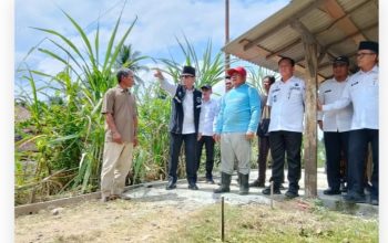 Bupati OKU Rogoh Kocek Pribadi Bangun Jalan Cor Setapak di Kelurahan Sepancar