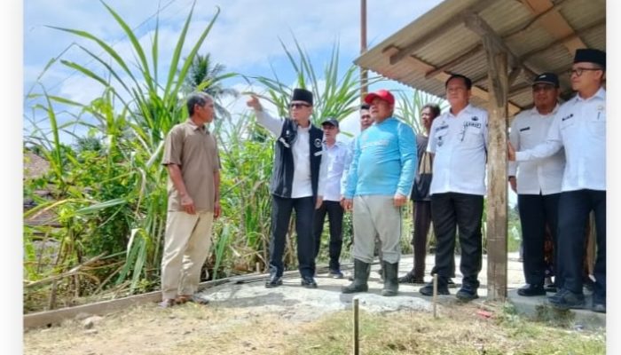 Bupati OKU Rogoh Kocek Pribadi Bangun Jalan Cor Setapak di Kelurahan Sepancar