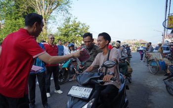 # Bupati OKI Bagikan 3.000 Bendera Merah Putih, Ajak Warga Semarakkan HUT Ke-81 RI