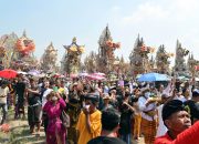 Bukan di Bali, Ngaben Massal Balinuraga Memikat Turis Italia dan Puluhan Ribu Pengunjung