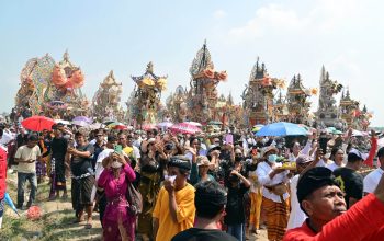Bukan di Bali, Ngaben Massal Balinuraga Memikat Turis Italia dan Puluhan Ribu Pengunjung