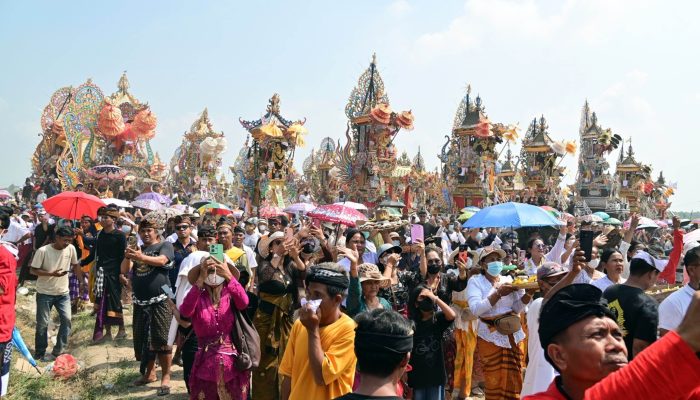 Bukan di Bali, Ngaben Massal Balinuraga Memikat Turis Italia dan Puluhan Ribu Pengunjung